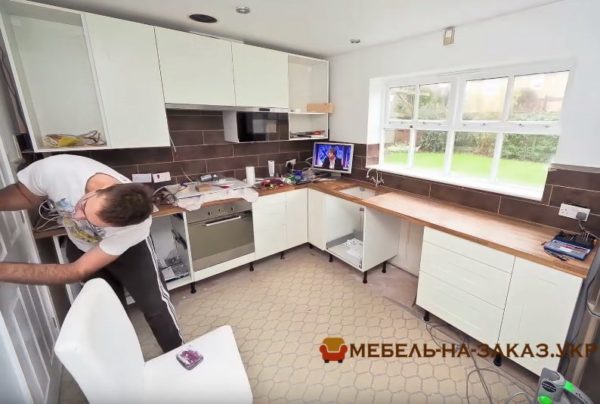 установка п бразной мебели в кухню белого цвета