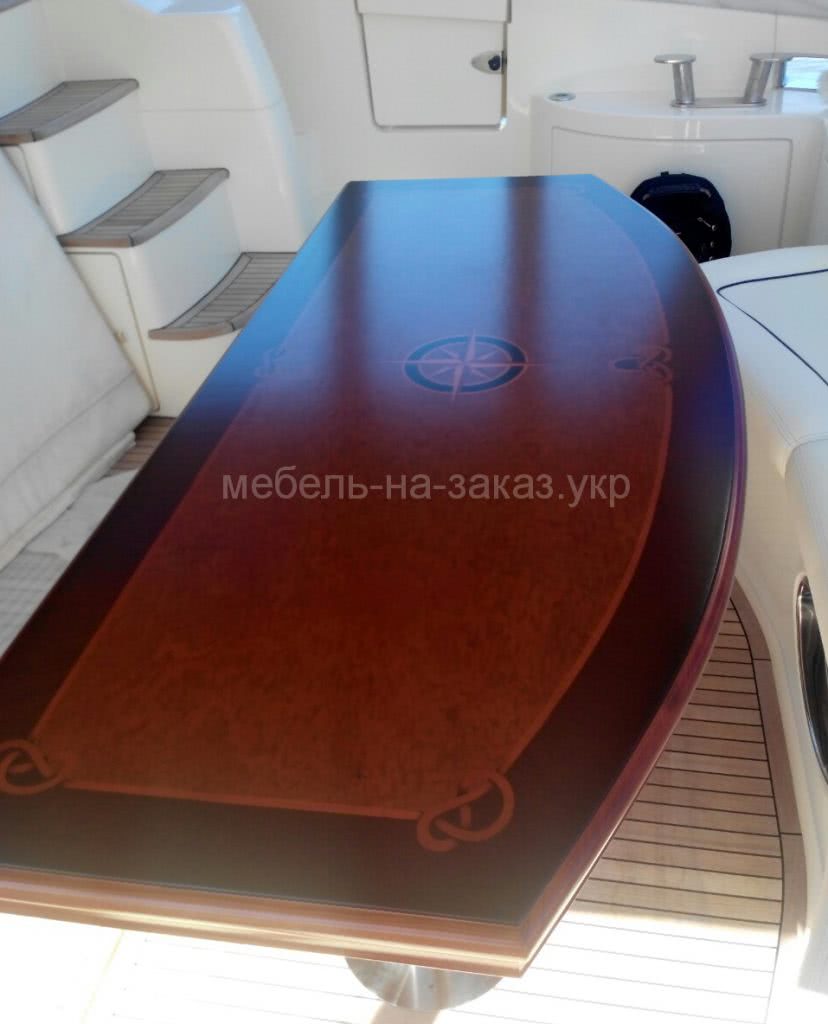 шпонированный полукруглый столик из шпона