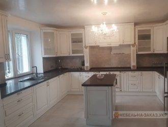 Кухня буквою п з дерев'яними