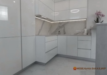 дизайн кухни с алюминиевыми фасадами
