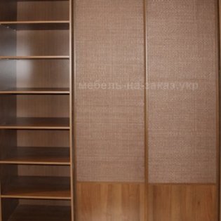шкаф купе с ротангом с тремя дверями