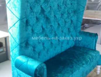 диван с большой спинкой