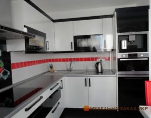 кухня с черными и белыми фасадами