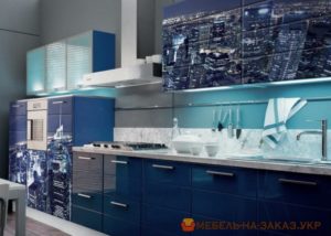 голубая кухня с фотопечатью