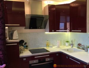 кухонная мебель бордового цвета