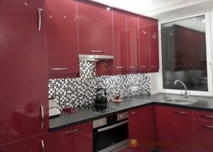 красного оттенка кухня
