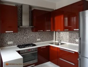 п образная красная кухня с белой столешницей из камня