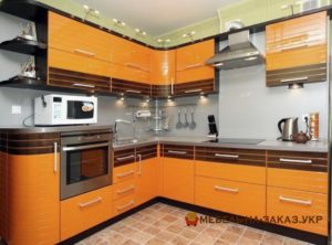 угловая оранжевая кухня с красным цветом