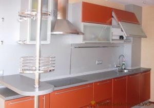 сочетание оранжевого и белого цвета на кухне