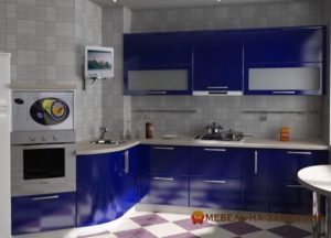 темно синяя кухня из дерева