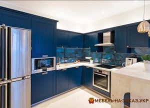синяя кухонная мебель угловая