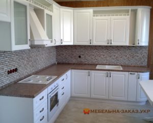 угловая кухня белого цвета