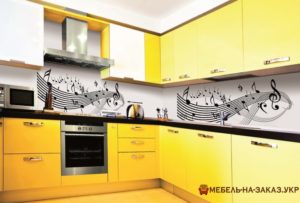 желтая кухня на заказ с фартуком с фотопечатью