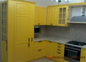 желтая кухня из дерева