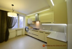 желтый цвет на кухне с подсветкой