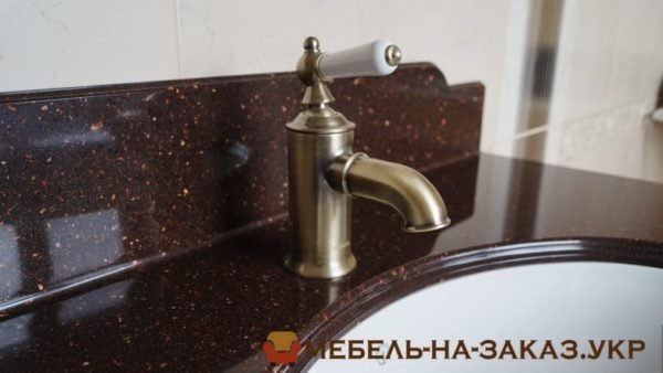 кам'яна стільниця на тумбу у ванну