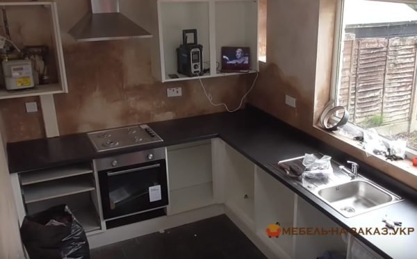 установка фасадов в угловой кухне