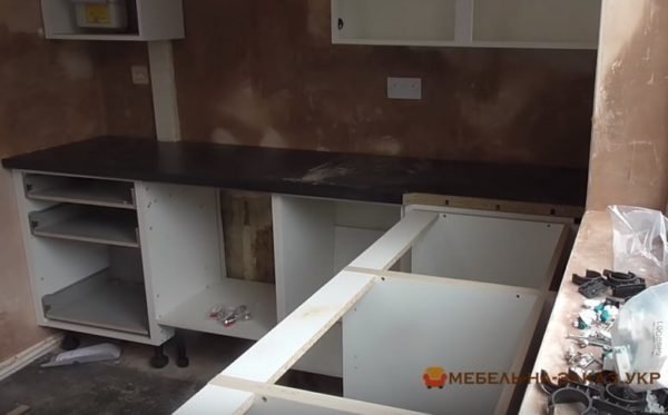 установка столешницы в угловой кухне