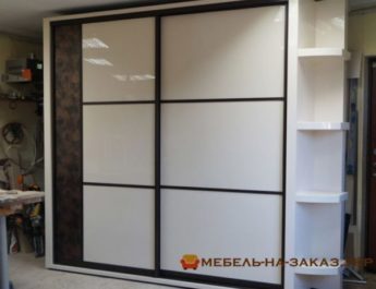 шафа купе з металевим профілем