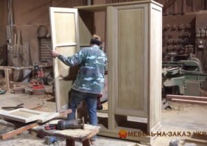 збирання дерев'яної шафи