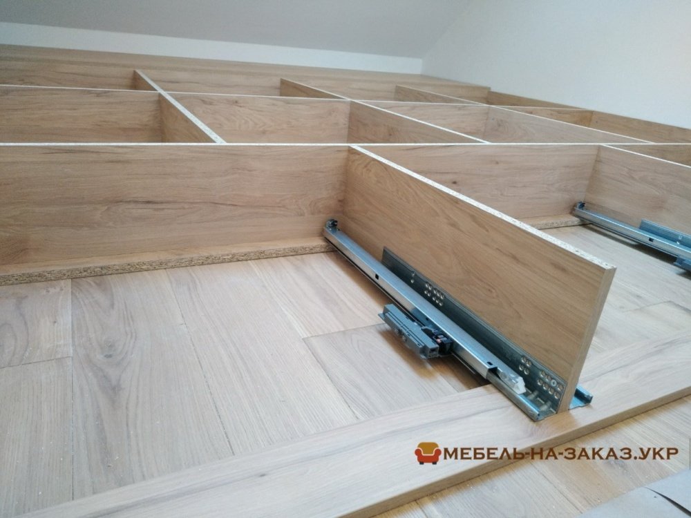 кровать-подиум со ступеньками на заказ