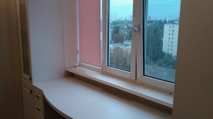 шкаф возле окна в спальне