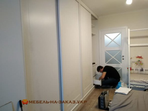мебель в спальне встроеная на всю стену