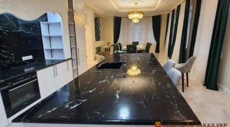 паралельна кухня з масиву дуба