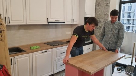 кухня с островом из массива