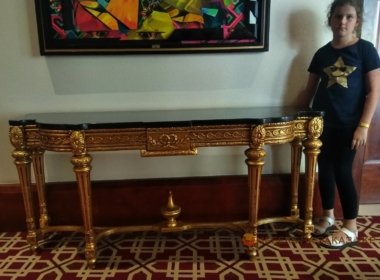 Варя біля дерев'яного столу