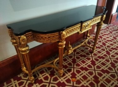 дизайнерский столик в коридор из массива сосны