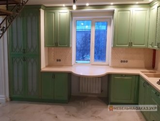 зелена кутова кухня з підвіконням