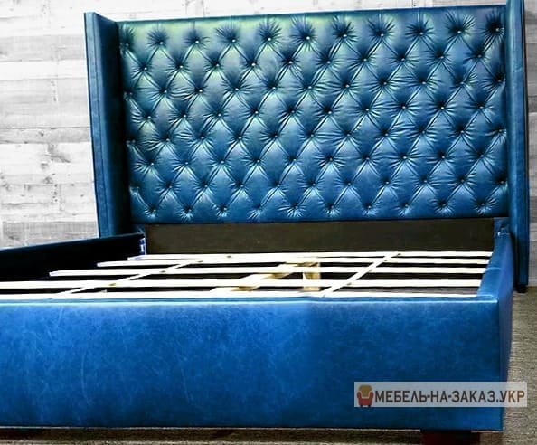 синяя кровать честер с оббивкой из кожи