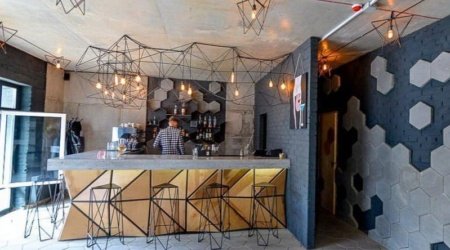 барная стойка из металла и фанеры