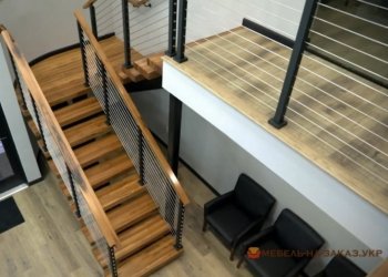 Сходи на другий поверх на металевому каркасі