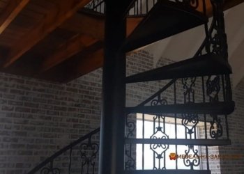радиусная лестница с кованными под заказ Киев