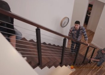 лестница из металла с деревянными перилами