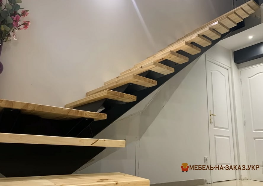 Уличные лестницы наружные на второй этаж из металла