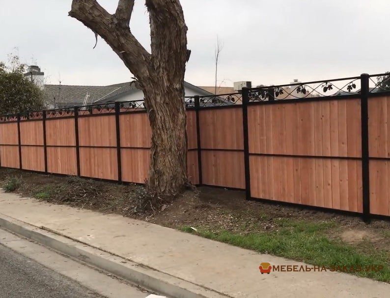 Відкатні дерев'яні ворота з елементами кування