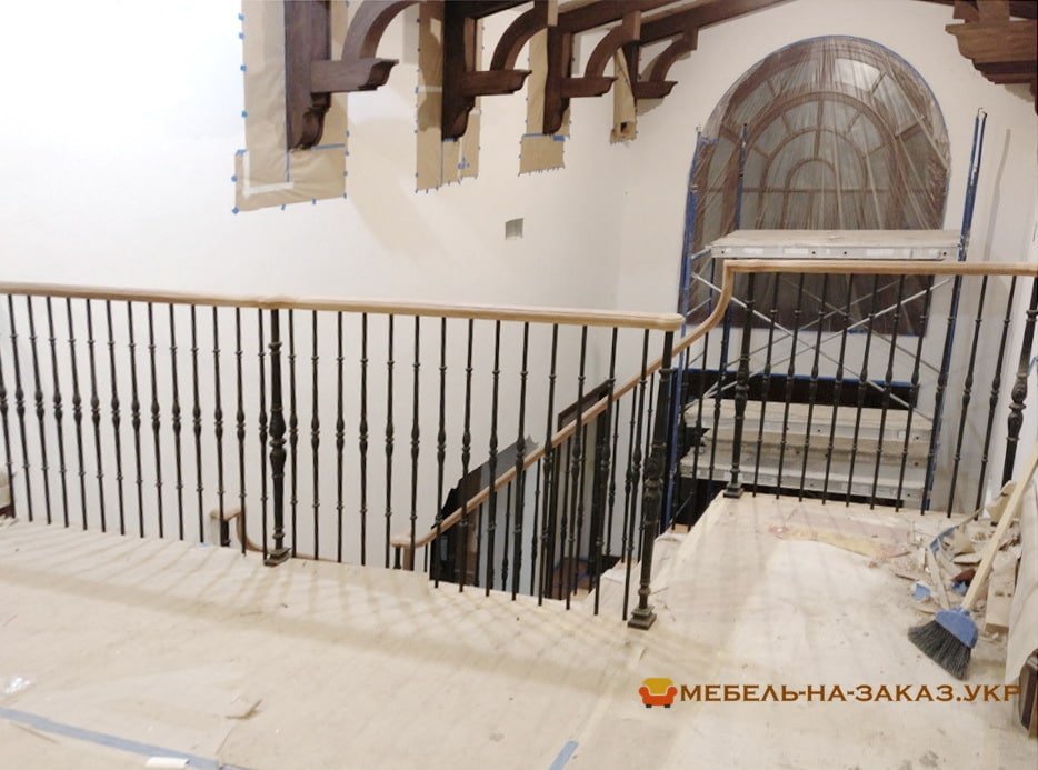 лестница из массива ореха Ирпень