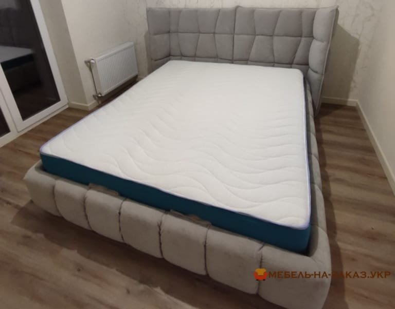 в спальне кровать мягкая
