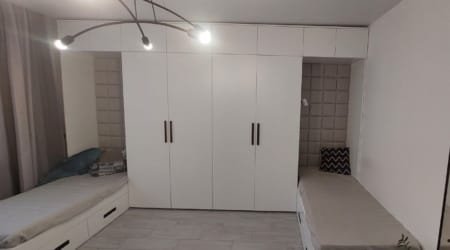 шкаф со встроенніми кроватями в спальне