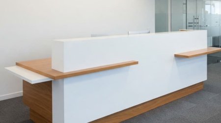 изготовить деревянную рецепцию в офис