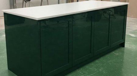 кухня с островом и встроенной техникой