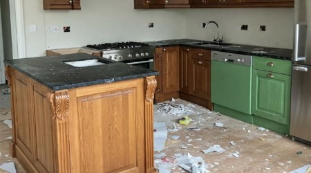 угловая кухня с островом, кухня с островом и раковиной