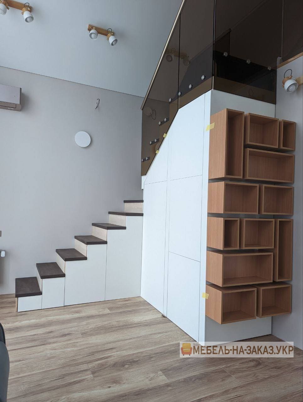 стильна гірка в кімнату,