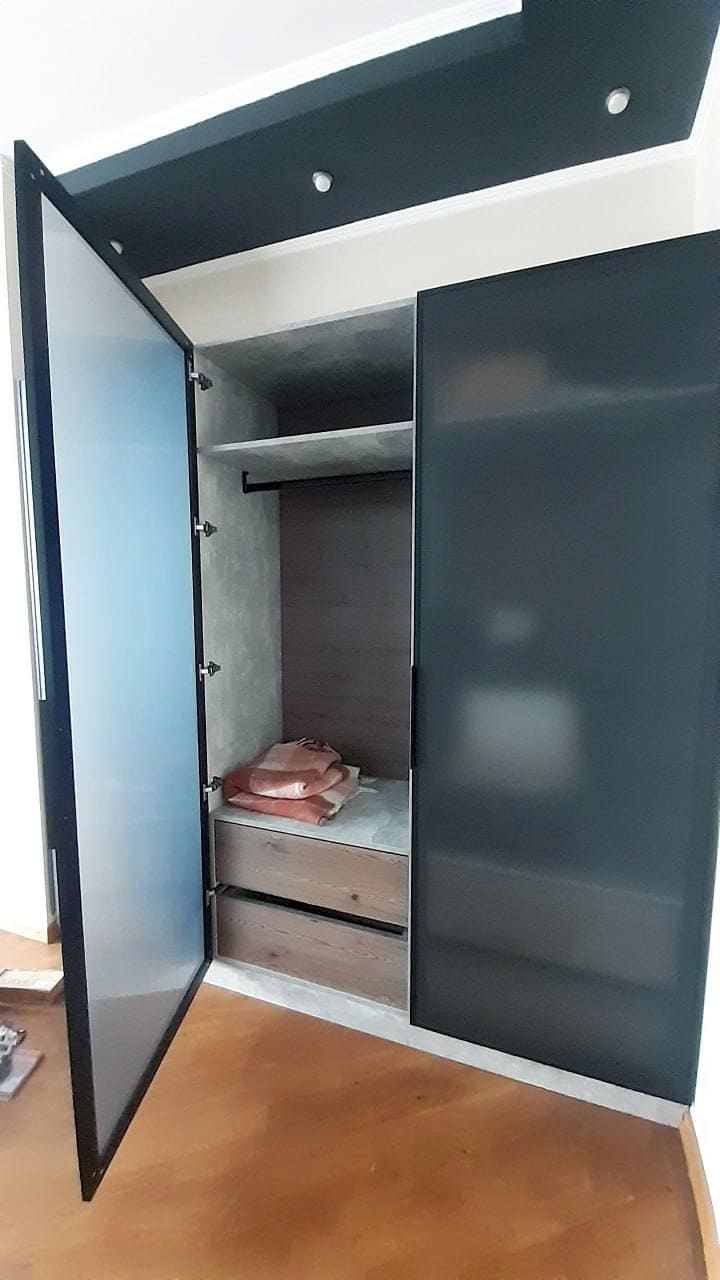 Налаштування ходу дверей шафи Регулювання розсувних дверей шафи