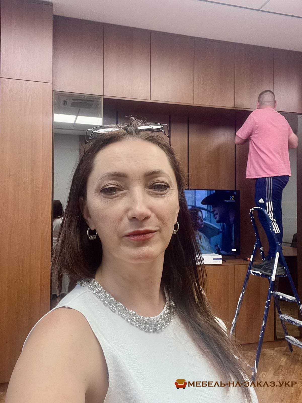 установка офисного шкафа встроенного